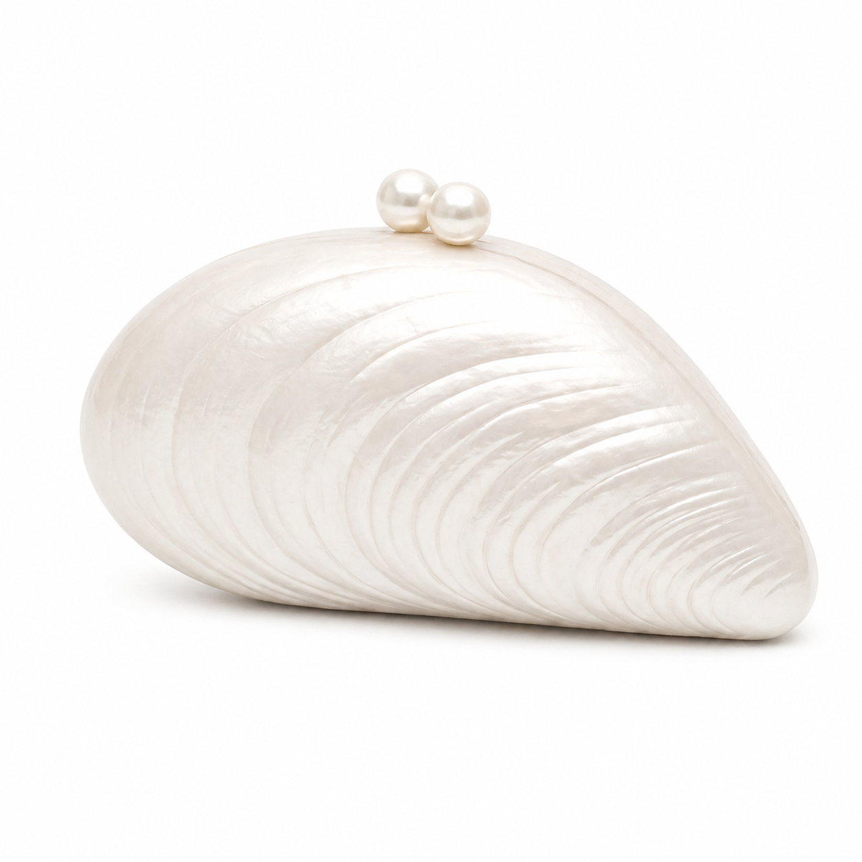 L’APOGÉE Elefteria pearl shell-shaped evening bag available in pearl, beige, and black designed for weddings, luxury dinners, vacations, and elegant occasion styling.